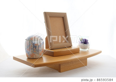 手元供養用の位牌と骨壺の置かれた祭壇6 手元供養用の位牌と骨壺の置かれた祭壇6 86593584