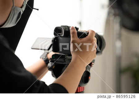 カメラマン　手元　写真　動画　デジカメ 86595126