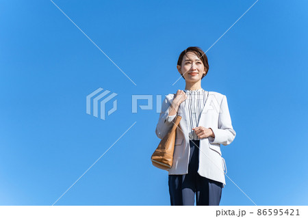 青空　ビジネス　ミドル女性 86595421
