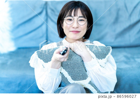 リビングでテレビを観る若い眼鏡の女性 リビングでテレビを観る若い眼鏡の女性 86596027