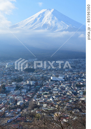 富士山を背景に富士急行線の勾配を登るE353系特急電車 86596360
