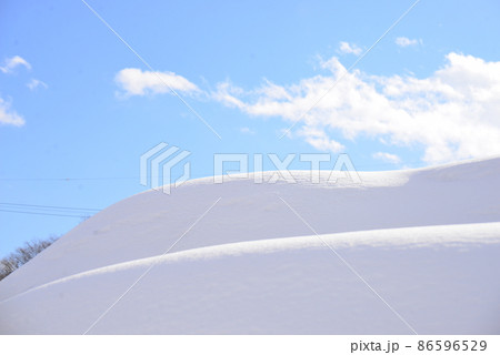 棚田の降り積もった雪の畦道をクローズアップ 86596529