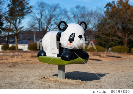 晴れた日の公園の楽しいパンダのスイング遊具の写真素材