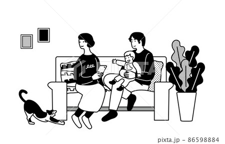 ソファに座る家族のイラスト　スマートフォンをもつ女性のイラスト 86598884