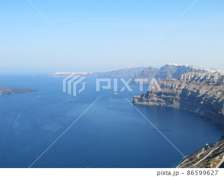 ギリシャ サントリーニ島 カルデラ外輪山 イオ遠景 ギリシャ サントリーニ島 カルデラ外輪山 イオ遠景 86599627