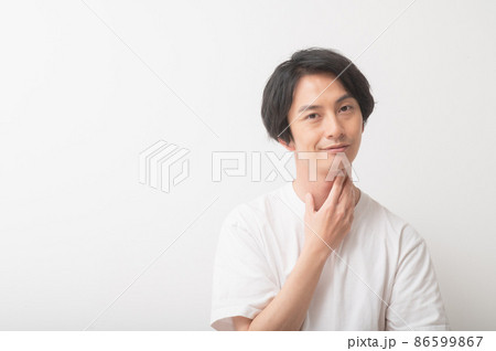 メンズビューティー　若い男性 86599867