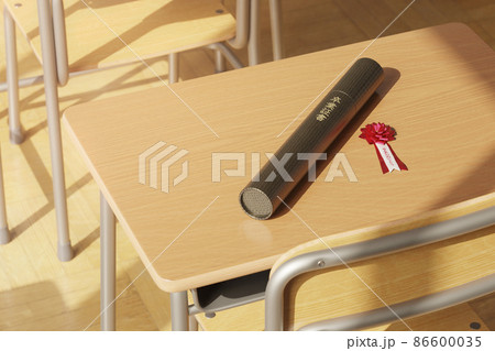 教室の机に置かれた卒業証書と赤いコサージュ / 卒業と旅立ち・爽やかな門出のイメージ 86600035