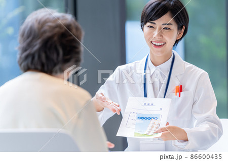 薬を渡す薬剤師　撮影協力「LINK FOREST」 86600435