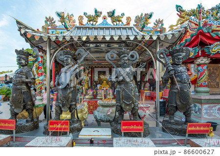 Guan Yu statue Landmark at Wat Phanan Choeng 86600627