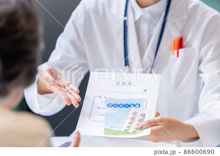 シニアに薬を渡す薬剤師 撮影協力「LINK FOREST」 シニアに薬を渡す薬剤師 撮影協力「LINK FOREST」 86600690