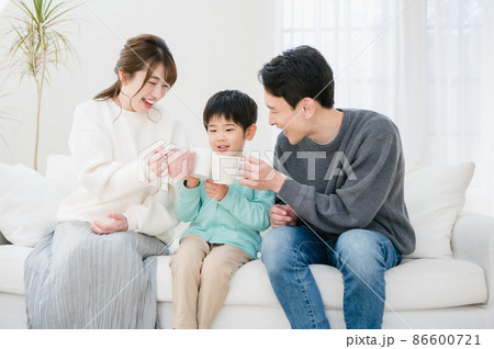 ソファーに座って乾杯する3人家族 86600721