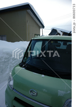 雪国の情景、とある農家の景色 86600733