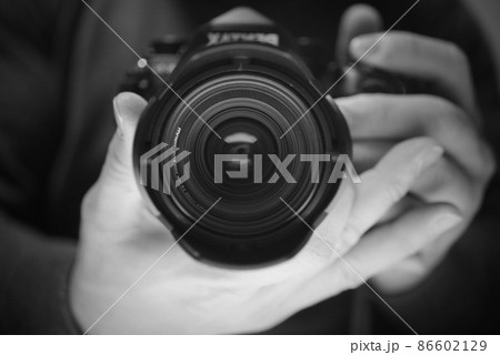 鏡越しのカメラ撮影 モノクロ 鏡越しのカメラ撮影 モノクロ 86602129
