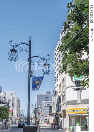 熊谷駅北口前の商店街と洒落た街灯 埼玉県熊谷市 熊谷駅北口前の商店街と洒落た街灯 埼玉県熊谷市 86605358