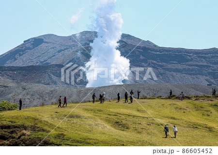 熊本県阿蘇山の噴火口を草千里から眺める 熊本県阿蘇山の噴火口を草千里から眺める 86605452