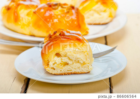 sweet bread donut cake 86606564