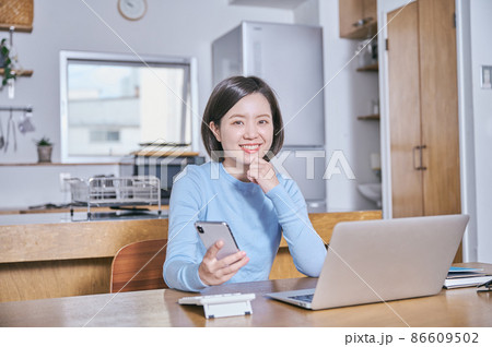 資産運用を考えるカメラ目線の若い女性 86609502