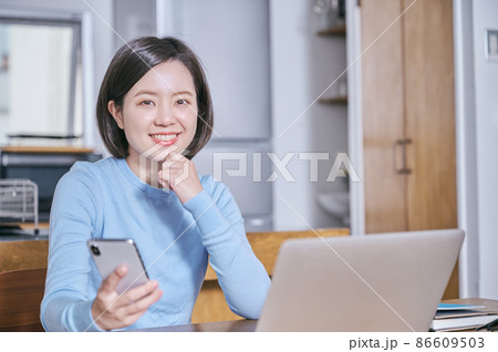 資産運用を考えるカメラ目線の若い女性 86609503