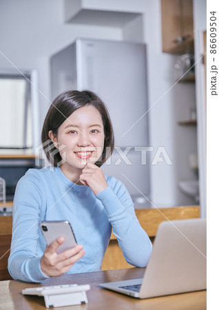 資産運用を考えるカメラ目線の若い女性 86609504
