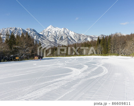 戸隠高原のスキー場のゲレンデと戸隠山 86609811