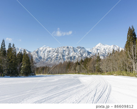 戸隠高原のスキー場のゲレンデと戸隠山 86609812