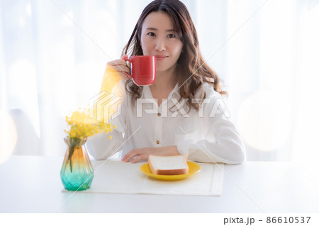 朝日の中の朝食＜女性＞ 86610537