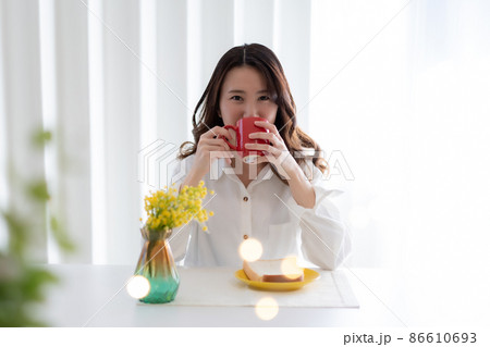 朝日の中の朝食 86610693