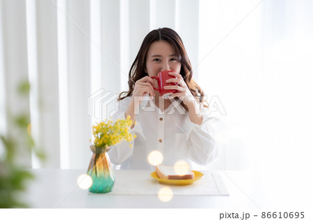 朝日の中の朝食 86610695