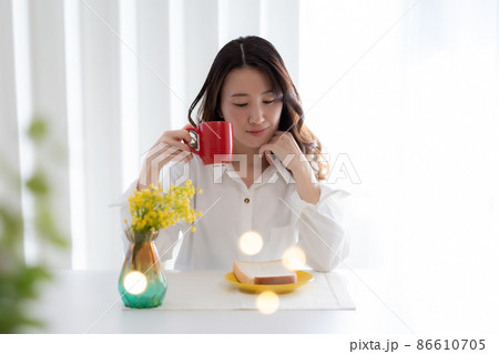 朝日の中の朝食 86610705