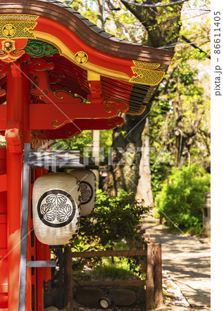 [東京・神谷町] 愛宕神社の朱色の唐門に吊ってある三つ葉葵の紙提灯。 86611405