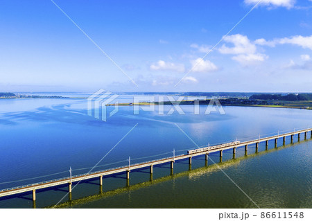 夏の北浦とJR鹿島線（茨城県） 86611548
