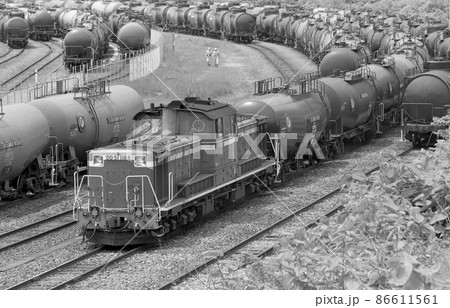 石油基地を出るDD51牽引のタンク列車 86611561