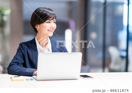 オフィスで仕事をする女性 撮影協力：WEEK芝大門（サンフロンティア不動産） 86611874
