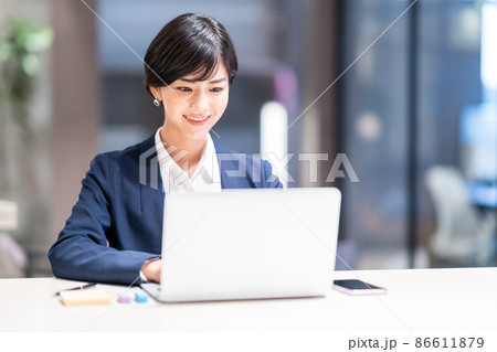 オフィスで仕事をする女性 撮影協力:WEEK芝大門(サンフロンティア不動産) オフィスで仕事をする女性 撮影協力:WEEK芝大門(サンフロンティア不動産) 86611879