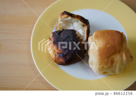 皿の上の焦げたパンと普通のパン 86612256