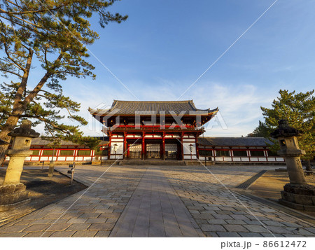 早朝の東大寺中門の風景 早朝の東大寺中門の風景 86612472
