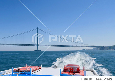 明石海峡大橋とフェリー 86612489
