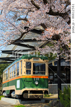 秋保温泉にある仙台市電の鉄道車両と満開の桜の写真素材 [86612561] - PIXTA