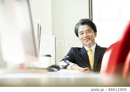 オフィス　男性　ポートレート　笑顔 86612900