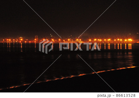 アルバニア　ドゥラス　海水浴場の波打ち際から望む市街地の夜景 86613528