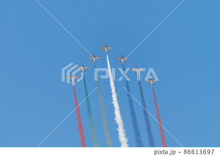 UAE空軍アクロバットチーム「アル・フルサン」編隊上昇 UAE空軍アクロバットチーム「アル・フルサン」編隊上昇 86613697