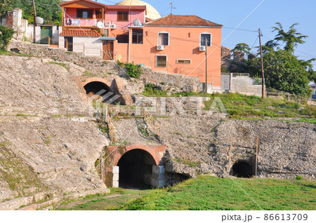 アルバニア　ドゥラス　東ローマ帝国時代の遺構　円形闘技場劇場跡 86613709