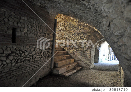 アルバニア　ドゥラス　東ローマ帝国時代の遺構　円形闘技場劇場跡　地下構造 86613710