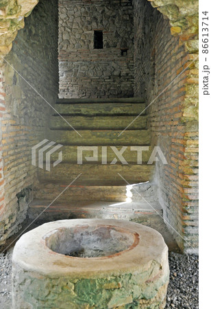 アルバニア　ドゥラス　東ローマ帝国時代の遺構　円形闘技場劇場跡　石壺 86613714