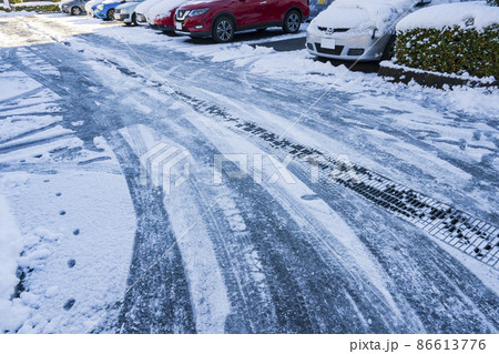 【都市風景】都心部住宅街の雪景色 【都市風景】都心部住宅街の雪景色 86613776