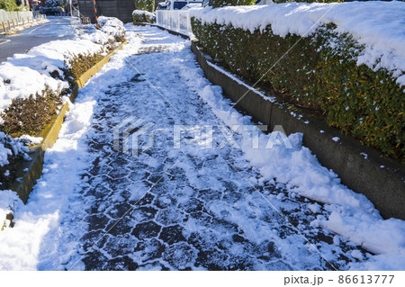 【都市風景】都心部住宅街の雪景色 【都市風景】都心部住宅街の雪景色 86613777