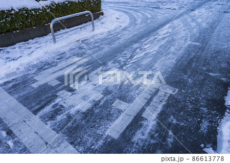 【都市風景】都心部住宅街の雪景色 【都市風景】都心部住宅街の雪景色 86613778