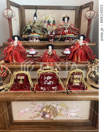 三段飾りの雛人形　おだいり様とおひな様と三人官女と嫁入り道具(秋田杉で作られた木製の土台) 86614005