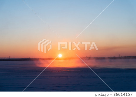 冬のウトナイ湖の日の出と気嵐 86614157