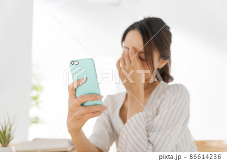 スマホを見る女性　30代　主婦 86614236
